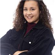 Profesora imparte clases a todos los niños de Educación Primaria (preferentemente) y Educación Secundaria